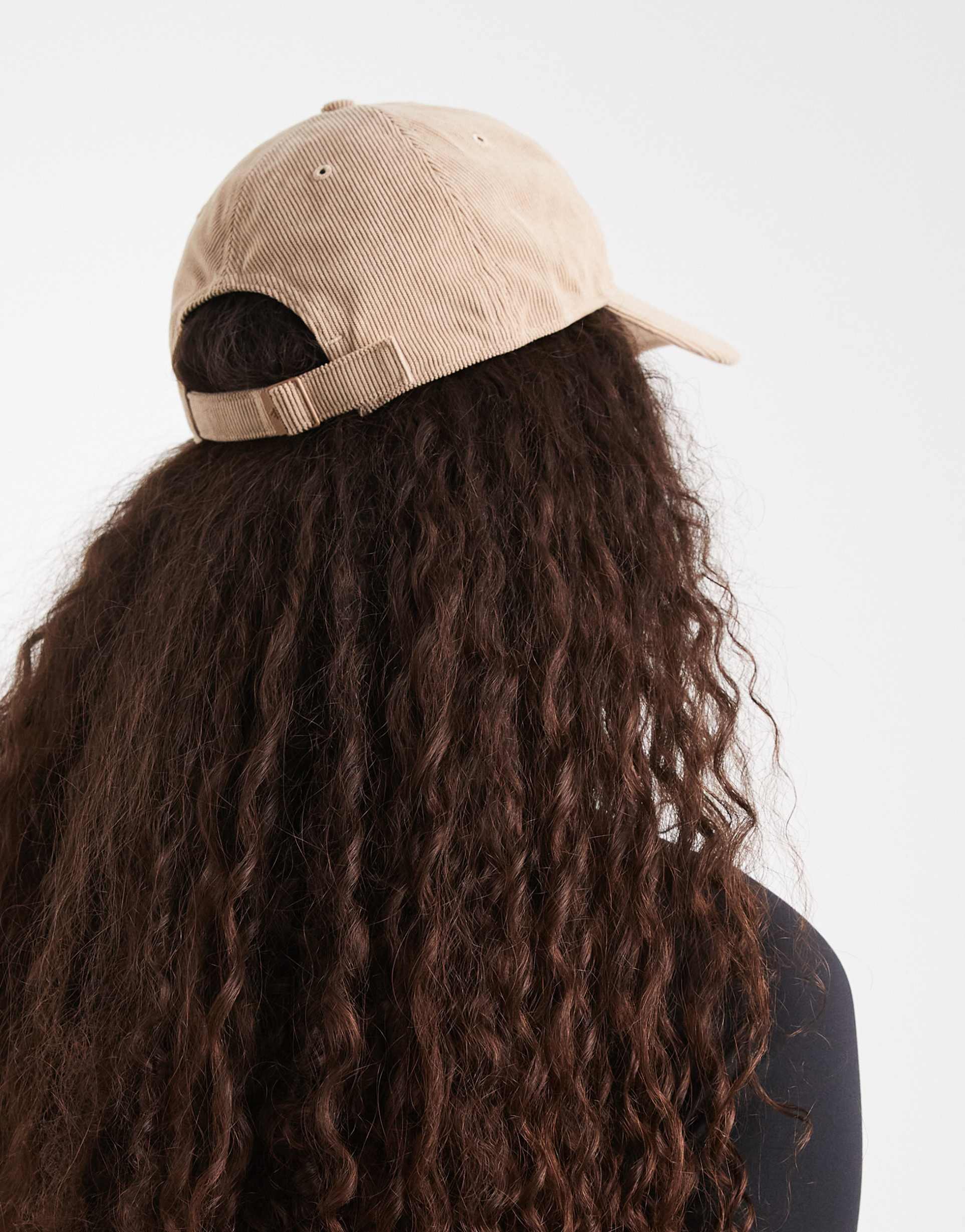 adidas Training - Cappellino da baseball in tessuto a coste color sabbia