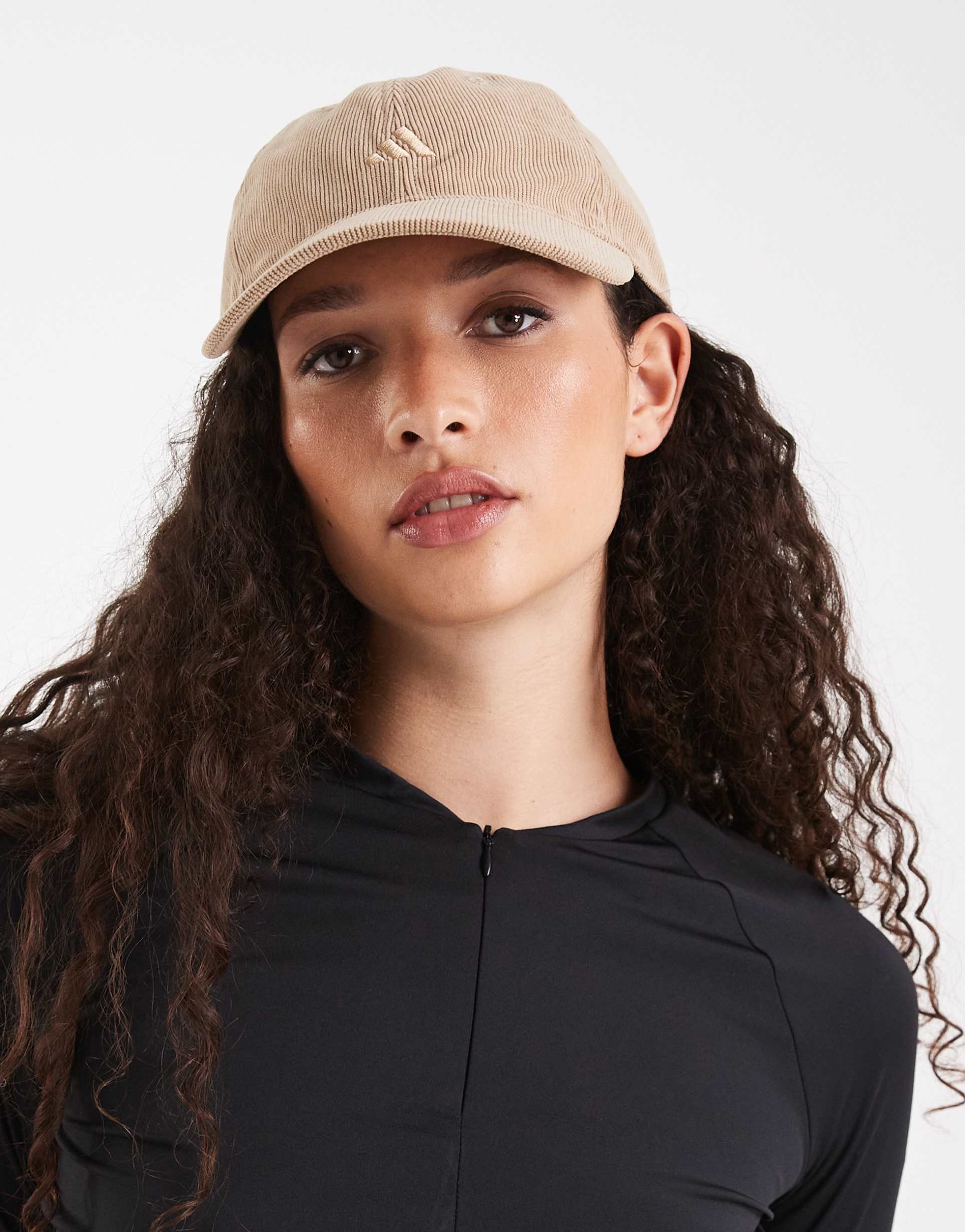 adidas Training - Cappellino da baseball in tessuto a coste color sabbia