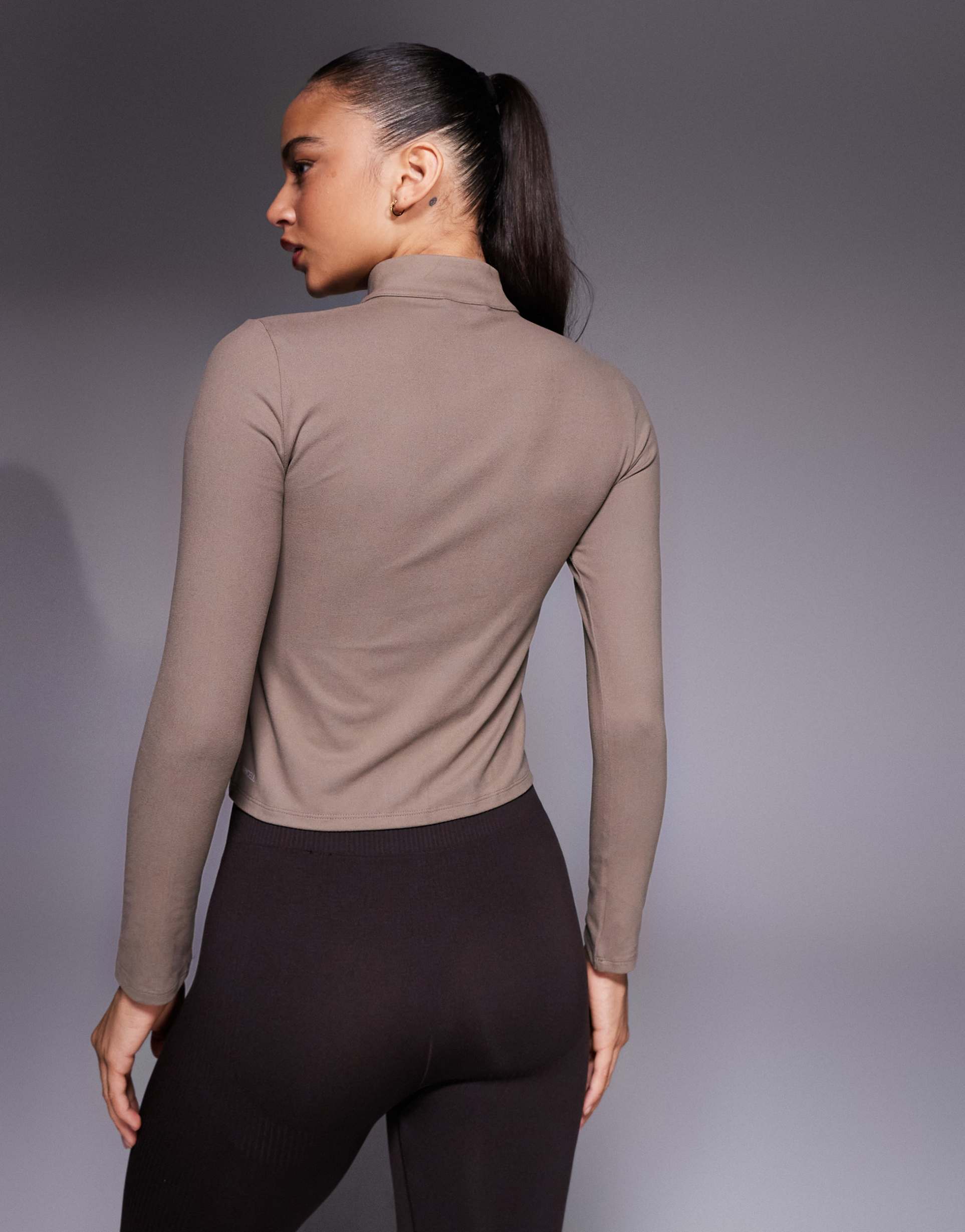 PUMA - Train - Top marrone lunghezza regular con zip