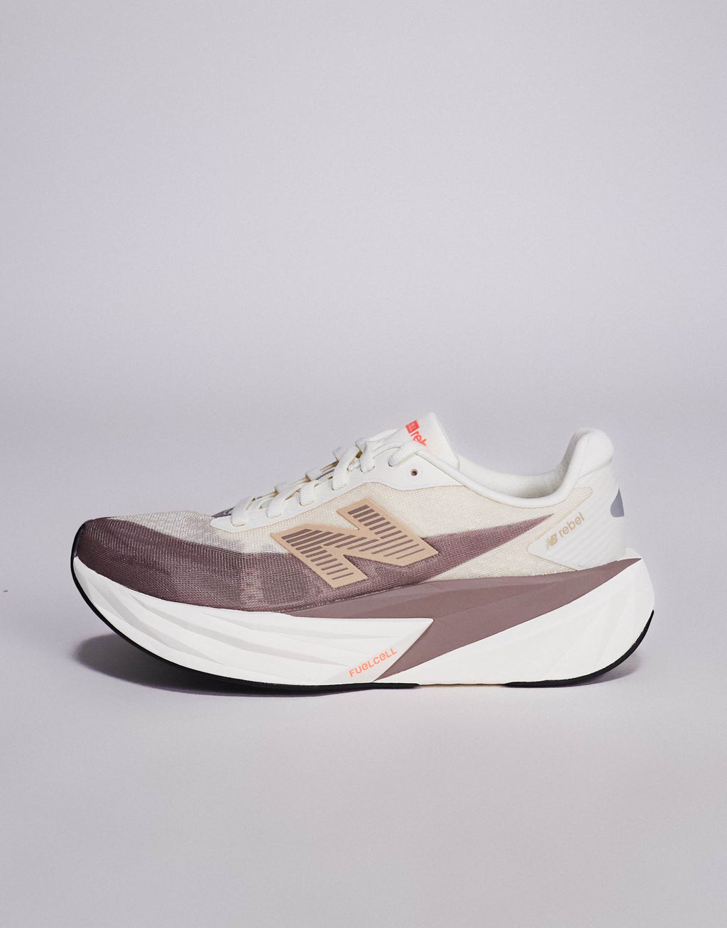 New Balance - Fuelcell Rebel v5 - Sneakers da corsa da donna marroni e beige