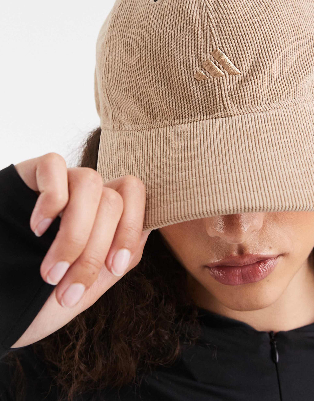 adidas Training - Cappellino da baseball in tessuto a coste color sabbia