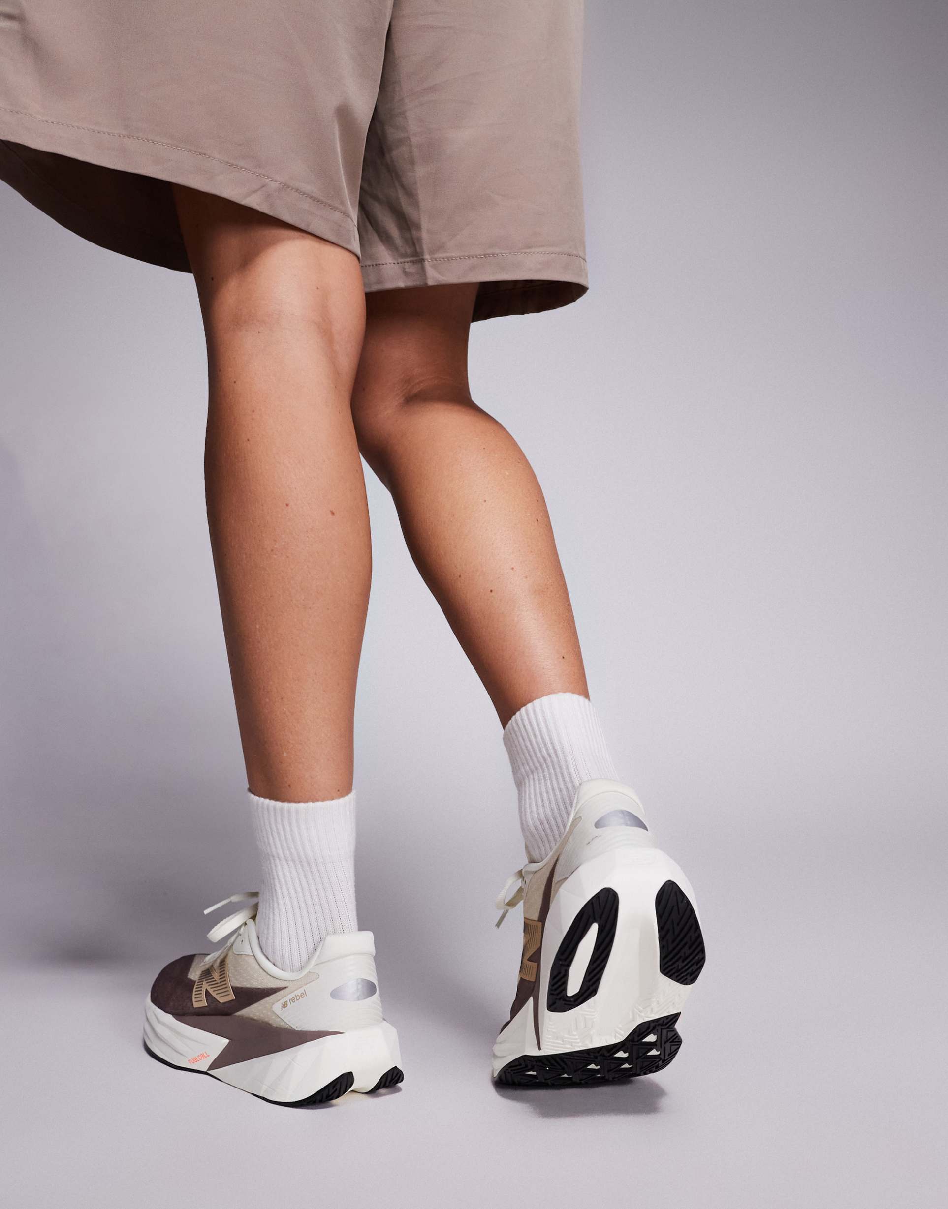 New Balance - Fuelcell Rebel v5 - Sneakers da corsa da donna marroni e beige