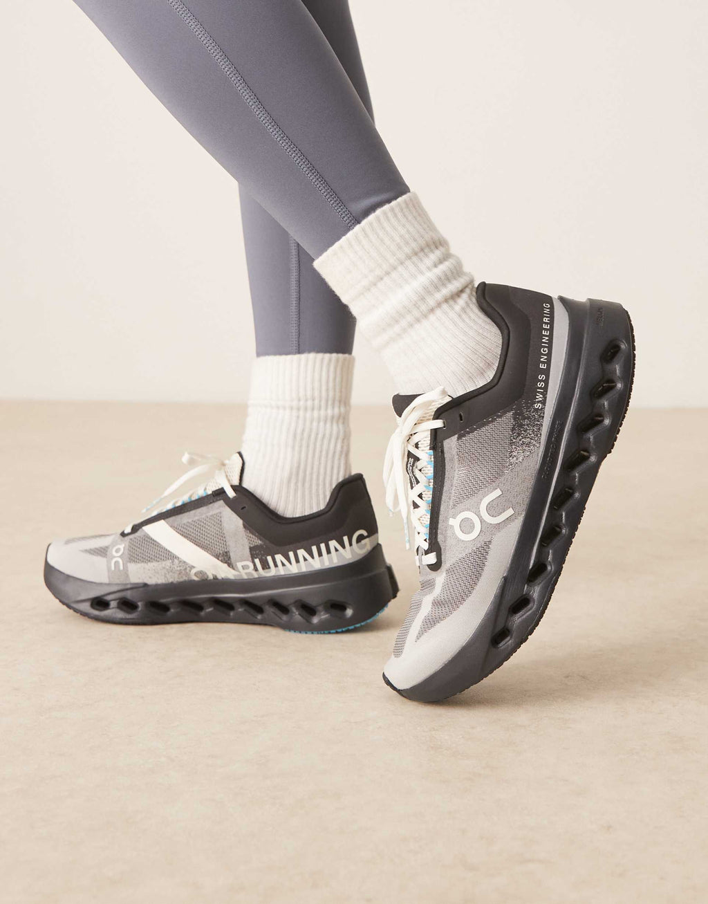 ON - Cloudsurfer Next - Sneakers da corsa nere