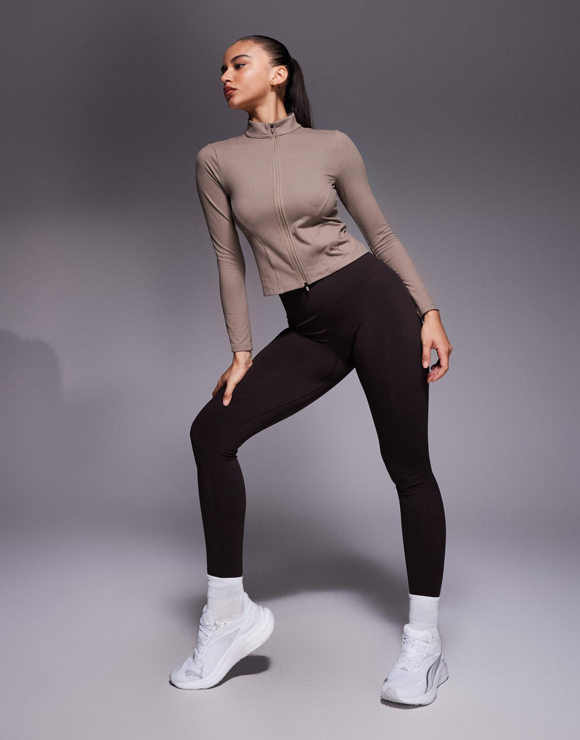 PUMA - Train - Top marrone lunghezza regular con zip