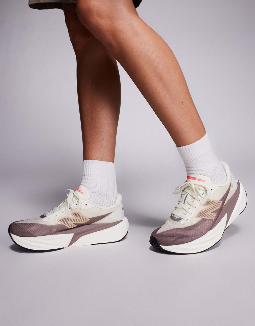 New Balance - Fuelcell Rebel v5 - Sneakers da corsa da donna marroni e beige