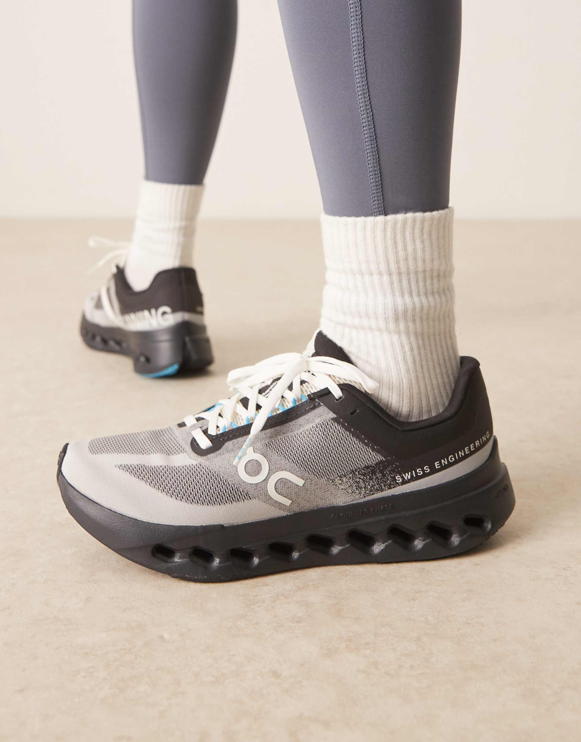 ON - Cloudsurfer Next - Sneakers da corsa nere