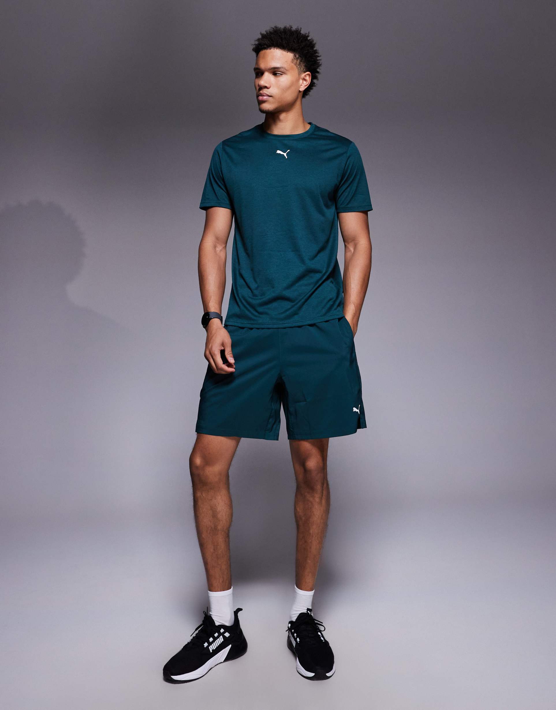PUMA - Tad Essentials - T-shirt da allenamento verde mélange con logo